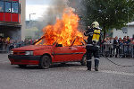 Die Feuerwehr bekämpft einen Autobrand. Die Feuerwehr bekämpft einen Autobrand.