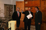 Landesamtsdirektor Dr. Gerhard Ofner, Landeshauptmann Mag. Franz Voves mit Landesarchivdirektor Dr. Josef Riegler bei der Ausstellung „Die Kunst des Archivierens“, die heute anlässlich des Österreichischen Archivtages im Landesarchiv eröffnet wurde Landesamtsdirektor Dr. Gerhard Ofner, Landeshauptmann Mag. Franz Voves mit Landesarchivdirektor Dr. Josef Riegler bei der Ausstellung „Die Kunst des Archivierens“, die heute anlässlich des Österreichischen Archivtages im Landesarchiv eröffnet wurde
