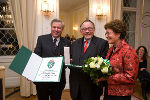 (von links): Erster Landeshauptmann-Stellvertreter Hermann Schützenhöfer, Univ.-Prof. Dr. Wolfgang Mantl mit Gattin Dr. phil. Maria Mantl. Foto Fischer (von links): Erster Landeshauptmann-Stellvertreter Hermann Schützenhöfer, Univ.-Prof. Dr. Wolfgang Mantl mit Gattin Dr. phil. Maria Mantl. Foto Fischer