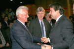 Der Ehrenbürger von Weiz, Frank Stronach, der Weizer Bürgermeister Helmut Kienreich und Landeshauptmann Mag. Franz Voves bei der Feier zum 75 Jahr-Jubiläum der Stadterhebung von Weiz. Foto: Stadtgemeinde Weiz Der Ehrenbürger von Weiz, Frank Stronach, der Weizer Bürgermeister Helmut Kienreich und Landeshauptmann Mag. Franz Voves bei der Feier zum 75 Jahr-Jubiläum der Stadterhebung von Weiz. Foto: Stadtgemeinde Weiz
