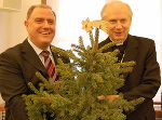 Der Präsident des Landtages Steiermark, Siegfried Schrittwieser, überreicht Bischof Egon Kapellari einen lebenden Christbaum. Der Präsident des Landtages Steiermark, Siegfried Schrittwieser, überreicht Bischof Egon Kapellari einen lebenden Christbaum.