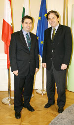 v.r.: Landeshauptmann Mag. Franz Voves mit Generalkonsul Sedat Önal im Regierungssitzungszimmer der Grazer Burg. Foto: Landespressedienst v.r.: Landeshauptmann Mag. Franz Voves mit Generalkonsul Sedat Önal im Regierungssitzungszimmer der Grazer Burg. Foto: Landespressedienst