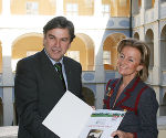 v.l.: Landeshauptmann Mag. Franz Voves erhält die Patenschaftsurkunde für das Hengstfohlen Conversano Samira von Dkfm. Elisabeth Gürtler überreicht. Fotos: Landespressedienst v.l.: Landeshauptmann Mag. Franz Voves erhält die Patenschaftsurkunde für das Hengstfohlen Conversano Samira von Dkfm. Elisabeth Gürtler überreicht. Fotos: Landespressedienst