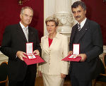 Landeshauptmann Waltraud Klasnic mit Landesamtsdirektor Univ. Prof. Dr. Gerhart Wielinger (links) und Landesbaudirektor Dipl.-Ing. Gunther Hasewend. Foto: Fischer Landeshauptmann Waltraud Klasnic mit Landesamtsdirektor Univ. Prof. Dr. Gerhart Wielinger (links) und Landesbaudirektor Dipl.-Ing. Gunther Hasewend. Foto: Fischer