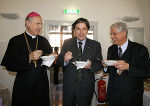 v.l.: Diözesanbischof Dr. Egon Kapellari, Landeshauptmann Mag. Franz Voves und Caritas-Präsident Dr. Franz Küberl ließen sich im Grazer Priesterseminar eine Fastensuppe schmecken. v.l.: Diözesanbischof Dr. Egon Kapellari, Landeshauptmann Mag. Franz Voves und Caritas-Präsident Dr. Franz Küberl ließen sich im Grazer Priesterseminar eine Fastensuppe schmecken.