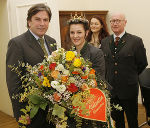 Die regierende Blumenkönigin Jasmin überraschte Landeshauptmann Mag. Franz Voves heute Vormittag vor Beginn der Landtagssitzung mit einem bunten Blumengruß zum bevorstehenden Valentinstag. Begleitet wurde sie von Franziska Hahn-Reichl (Landesinnung der Gärtner und Floristen) und Landesinnungsmeister Rudolf Hajek. Foto: Frankl Die regierende Blumenkönigin Jasmin überraschte Landeshauptmann Mag. Franz Voves heute Vormittag vor Beginn der Landtagssitzung mit einem bunten Blumengruß zum bevorstehenden Valentinstag. Begleitet wurde sie von Franziska Hahn-Reichl (Landesinnung der Gärtner und Floristen) und Landesinnungsmeister Rudolf Hajek. Foto: Frankl
