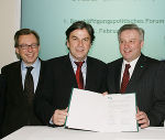 v.l.: Landesrat Dr. Christian Buchmann, Landeshauptmann Mag. Franz Voves und Erster LH-Stellvertreter Hermann Schützenhöfer bei der Unterzeichnung des steirischen Beschäftigungspaktes im Medienzentrum Steiermark. v.l.: Landesrat Dr. Christian Buchmann, Landeshauptmann Mag. Franz Voves und Erster LH-Stellvertreter Hermann Schützenhöfer bei der Unterzeichnung des steirischen Beschäftigungspaktes im Medienzentrum Steiermark.