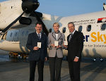 v.l.n.r.: DDr. Burkhard Thierrichter, Jasmin Kloiber und Mag. Gerhard Widmann sind froh darüber, dass mit dem Notpass einem Abflug ins gewünschte Urlaubsland nichts mehr im Wege steht. Fotos: Landespressedienst v.l.n.r.: DDr. Burkhard Thierrichter, Jasmin Kloiber und Mag. Gerhard Widmann sind froh darüber, dass mit dem Notpass einem Abflug ins gewünschte Urlaubsland nichts mehr im Wege steht. Fotos: Landespressedienst