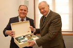 Der Präsident des Landtages Steiermark, Siegfried Schrittwieser, überreicht dem deutschen Botschafter Gerd Westdickenberg als Gastgeschenk steirische Schmankerl. Photo: Sepp Reinprecht Der Präsident des Landtages Steiermark, Siegfried Schrittwieser, überreicht dem deutschen Botschafter Gerd Westdickenberg als Gastgeschenk steirische Schmankerl. Photo: Sepp Reinprecht