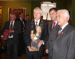 mariazell: v.l.n.r. Honorarkonsul Dr. Gerold Ortner, Stadtpräsident Wrona mit einer Kopie der Mariazeller Gnadenmutter, Landeshauptmann Franz Voves und Bürgermeister Pertl. Foto: Land Steiermark mariazell: v.l.n.r. Honorarkonsul Dr. Gerold Ortner, Stadtpräsident Wrona mit einer Kopie der Mariazeller Gnadenmutter, Landeshauptmann Franz Voves und Bürgermeister Pertl. Foto: Land Steiermark