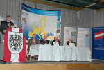 Der Bürgermeister von Bad Radkersburg, Peter Merlini (am Podium), begrüßte BORG-Direktor Eduard Fasching, EU-Vertreter Karl-Georg Doutlik, Staatssekretär Hans Winkler und Botschafter Wolfgang Wolte am Podium (v.l.n.r.) Der Bürgermeister von Bad Radkersburg, Peter Merlini (am Podium), begrüßte BORG-Direktor Eduard Fasching, EU-Vertreter Karl-Georg Doutlik, Staatssekretär Hans Winkler und Botschafter Wolfgang Wolte am Podium (v.l.n.r.)