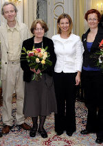 Peter Ablinger, die Witwe von Prof. Andrzej Dobrowolski, Irena Dobrowolski, die Leiterin der Kultur Service GmbH, Mag. Angelika Vauti-Scheucher und Elisabeth Harnik bei der Verleihung der Dobrowolski-Kompositionspreises 2007 im Weißen Saal der Grazer Burg. Foto: Christa Strobl Peter Ablinger, die Witwe von Prof. Andrzej Dobrowolski, Irena Dobrowolski, die Leiterin der Kultur Service GmbH, Mag. Angelika Vauti-Scheucher und Elisabeth Harnik bei der Verleihung der Dobrowolski-Kompositionspreises 2007 im Weißen Saal der Grazer Burg. Foto: Christa Strobl