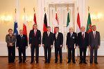 1) Die acht Staatspräsidenten in der Grazer Burg: v.l.n.r. Tarja Halonen (Finnland), Lech Kaczynski (Polen), Valdis Zatlers (Lettland), Horst Köhler (Deutschland), Gastgeber Heinz Fischer, Giorgio Napolitano (Italien), Laszlo Solyom (Ungarn) und Anibal Cavaco Silva (Portugal). Foto: Landespressedienst 1) Die acht Staatspräsidenten in der Grazer Burg: v.l.n.r. Tarja Halonen (Finnland), Lech Kaczynski (Polen), Valdis Zatlers (Lettland), Horst Köhler (Deutschland), Gastgeber Heinz Fischer, Giorgio Napolitano (Italien), Laszlo Solyom (Ungarn) und Anibal Cavaco Silva (Portugal). Foto: Landespressedienst