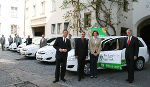 v.l.: Günter Dörflinger (Sprecher des Vorstandes der Steirischen Gas-Wärme), Dipl.-Ing. Boris Papousek (Geschäftsführer der Grazer Energieagentur) Mag. Christine Klug (Leiterin Abteilung 2 – Zentrale Dienste) und Landesamtsdirektor Dr. Gerhard Ofner übergeben die ersten sieben Erdgas-Fahrzeuge an ihre neuen Fahrer. Foto: Landespressedienst v.l.: Günter Dörflinger (Sprecher des Vorstandes der Steirischen Gas-Wärme), Dipl.-Ing. Boris Papousek (Geschäftsführer der Grazer Energieagentur) Mag. Christine Klug (Leiterin Abteilung 2 – Zentrale Dienste) und Landesamtsdirektor Dr. Gerhard Ofner übergeben die ersten sieben Erdgas-Fahrzeuge an ihre neuen Fahrer. Foto: Landespressedienst