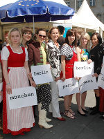 Landesrätin Dr. Bettina Vollath mit den Modeschülerinnen aus Graz am Europatagsfest auf dem Grazer Hauptplatz; Foto: Land Steiermark, Europaabteilung. Landesrätin Dr. Bettina Vollath mit den Modeschülerinnen aus Graz am Europatagsfest auf dem Grazer Hauptplatz; Foto: Land Steiermark, Europaabteilung.