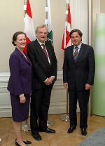 Honorarkonsulin Dr. Friederike Weitzer mit dem Botschafter des Königreichs Dänemark, Hugo Østergaard-Andersen beim Antrittsbesuch bei Landeshauptmann Mag. Franz Voves in der Grazer Burg. Honorarkonsulin Dr. Friederike Weitzer mit dem Botschafter des Königreichs Dänemark, Hugo Østergaard-Andersen beim Antrittsbesuch bei Landeshauptmann Mag. Franz Voves in der Grazer Burg.