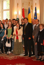 Landeshauptmann Mag. Franz Voves, der Honorarkonsul von Bosnien-Herzegowina, Dr. Jörg Hofreiter, der Vizerektor der Universität von Banja Luka, Univ.-Prof. Dr. Petar Marić mit den Germanistik-Studenten der Universität von Banja Luka im Weißen Saal der Grazer Burg. Foto: Landespressedienst Landeshauptmann Mag. Franz Voves, der Honorarkonsul von Bosnien-Herzegowina, Dr. Jörg Hofreiter, der Vizerektor der Universität von Banja Luka, Univ.-Prof. Dr. Petar Marić mit den Germanistik-Studenten der Universität von Banja Luka im Weißen Saal der Grazer Burg. Foto: Landespressedienst