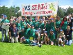 Die Sieger der heurigen Kindersicherheitsolympiade, die Schülerinnen und Schüler der Volksschule St. Peter am Kammersberg, freuen über ihren Erfolg. Foto: Sepp Reinprecht Die Sieger der heurigen Kindersicherheitsolympiade, die Schülerinnen und Schüler der Volksschule St. Peter am Kammersberg, freuen über ihren Erfolg. Foto: Sepp Reinprecht