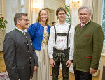 v.l.n.r.: Der Landesjugendreferent des steirischen Blasmusikverbandes, MDir. Prof. Mag. Markus Waidacher, die beiden „Goldprüflinge“ Daniela Hötzer und Andreas Ploder und Landeshauptmann-Stv. Hermann Schützenhöfer beim Empfang der „Goldenen“ im Weißen Saal der Grazer Burg. Foto: Foto Fischer v.l.n.r.: Der Landesjugendreferent des steirischen Blasmusikverbandes, MDir. Prof. Mag. Markus Waidacher, die beiden „Goldprüflinge“ Daniela Hötzer und Andreas Ploder und Landeshauptmann-Stv. Hermann Schützenhöfer beim Empfang der „Goldenen“ im Weißen Saal der Grazer Burg. Foto: Foto Fischer