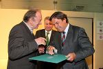 Prof. Dr. h.c. Dr. Nikolaus Harnoncourt, Landeshauptmann-Stv. Hermann Schützenhöfer und Landeshauptmann Mag. Franz Voves bei der Verleihung des Ehrenringes des Landes Steiermark nach der Idomeneo-Premiere in der Grazer Helmut-List-Halle. Prof. Dr. h.c. Dr. Nikolaus Harnoncourt, Landeshauptmann-Stv. Hermann Schützenhöfer und Landeshauptmann Mag. Franz Voves bei der Verleihung des Ehrenringes des Landes Steiermark nach der Idomeneo-Premiere in der Grazer Helmut-List-Halle.