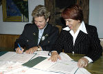 LH Waltraud Klasnic und die slowenische Kulturministerin Andreja Rihter bei der Vertragsunterzeichnung in Schlossberg. Foto: Pachernegg LH Waltraud Klasnic und die slowenische Kulturministerin Andreja Rihter bei der Vertragsunterzeichnung in Schlossberg. Foto: Pachernegg