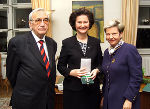 Landeshauptmann Waltraud Klasnic mit Botschafterin Univ. Prof. Dr. Irena Lipowicz und Ministerpräsidenten a.D. Dr. Tadeusz Mazowiecki bei der Verleihung des Großen Goldenen Ehrenzeichens des Landes Steiermark. Foto: Fischer Landeshauptmann Waltraud Klasnic mit Botschafterin Univ. Prof. Dr. Irena Lipowicz und Ministerpräsidenten a.D. Dr. Tadeusz Mazowiecki bei der Verleihung des Großen Goldenen Ehrenzeichens des Landes Steiermark. Foto: Fischer