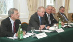 Von links: Die Referenten Prof. Dr. Stephan Rudas, Sicherheitsdirektor Mag. Josef Klamminger, Moderator Dr. Dieter Rupnik, Chefredakteur Dr. Fritz Csoklich (Kleine Zeitung), Lokalredakteur Manfred Niederl (Steirerkrone). Foto: Landespressedienst Von links: Die Referenten Prof. Dr. Stephan Rudas, Sicherheitsdirektor Mag. Josef Klamminger, Moderator Dr. Dieter Rupnik, Chefredakteur Dr. Fritz Csoklich (Kleine Zeitung), Lokalredakteur Manfred Niederl (Steirerkrone). Foto: Landespressedienst