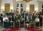 Landeshauptmann Waltraud Klasnic und Univ.-Prof. DDr. Gerald Schöpfer mit den Trägern der Humanitas-Medaillen 2003. Landeshauptmann Waltraud Klasnic und Univ.-Prof. DDr. Gerald Schöpfer mit den Trägern der Humanitas-Medaillen 2003.