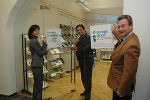 Landeshauptmann Mag. Franz Voves (Bildmitte) eröffnete gemeinsam mit den Fachabteilungsleitern Mag. Elisabeth Freiberger (Büro für Bürgerberatung) und Mag. Ludwig Rader ("europe direct") das neue Info-Center beim Grazer Burgtor. Landeshauptmann Mag. Franz Voves (Bildmitte) eröffnete gemeinsam mit den Fachabteilungsleitern Mag. Elisabeth Freiberger (Büro für Bürgerberatung) und Mag. Ludwig Rader ("europe direct") das neue Info-Center beim Grazer Burgtor.