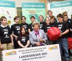 Landeshauptmann Waltraud Klasnic und AUVA-Direktor Dr. Rudolf Mayer mit den Bärnbacher Schülern, den Gewinnern der steirischen ´Kindersicherheitsolympiade 2003´. Foto Gerhard Dusek. Landeshauptmann Waltraud Klasnic und AUVA-Direktor Dr. Rudolf Mayer mit den Bärnbacher Schülern, den Gewinnern der steirischen ´Kindersicherheitsolympiade 2003´. Foto Gerhard Dusek.