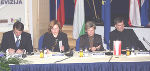 Der slowenische Premierminister Mag. Anton Rop, die Ministerin für regionale Entwicklung Mag. Zdenka Kovac, Landeshauptmann Waltraud Klasnic und Bundesrat Prof. Herwig Hösele bei der Koordinationsveranstaltung „Nachbarn ohne Grenzen“ im Hotel Habakuk am Fuße des vom Wintersport her bekannten Pachern (Pohorje) in Maribor. Foto: Landespressedienst Der slowenische Premierminister Mag. Anton Rop, die Ministerin für regionale Entwicklung Mag. Zdenka Kovac, Landeshauptmann Waltraud Klasnic und Bundesrat Prof. Herwig Hösele bei der Koordinationsveranstaltung „Nachbarn ohne Grenzen“ im Hotel Habakuk am Fuße des vom Wintersport her bekannten Pachern (Pohorje) in Maribor. Foto: Landespressedienst
