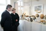 Bürgermeister Alois Adam und Landeshauptmann Waltraud Klasnic vor einer Vitrine im Museum. Fotos: Gerhard Dusek. Bürgermeister Alois Adam und Landeshauptmann Waltraud Klasnic vor einer Vitrine im Museum. Fotos: Gerhard Dusek.