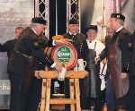 Der Neo-Ehrenbergmann BM Hundstorfer krönt die Barbarafeier mit dem traditionellen Bieranstich © LPD / Verwendung bei Quellenangabe honorarfrei Der Neo-Ehrenbergmann BM Hundstorfer krönt die Barbarafeier mit dem traditionellen Bieranstich