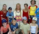 Mag. Anita Heritsch (Mitte) stellt Römer-Fans den Juniorkatalog „Julius und Flavia“ vor. Foto: Pachernegg Mag. Anita Heritsch (Mitte) stellt Römer-Fans den Juniorkatalog „Julius und Flavia“ vor. Foto: Pachernegg