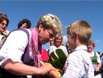 Landeshauptmann Waltraud Klasnic wird in Vasoldsberg willkommen geheißen. Foto: Gemeinde Vasoldsberg. Landeshauptmann Waltraud Klasnic wird in Vasoldsberg willkommen geheißen. Foto: Gemeinde Vasoldsberg.