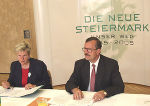 LH Waltraud Klasnic und Dr. Josef Riegler bei der Präsentation des Veranstaltungsprogrammes „Die neue Steiermark. Unser Weg 1945 – 2005“. Foto: Landespressedienst LH Waltraud Klasnic und Dr. Josef Riegler bei der Präsentation des Veranstaltungsprogrammes „Die neue Steiermark. Unser Weg 1945 – 2005“. Foto: Landespressedienst