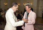 Ehrenpräsident Konsul Kommerzialrat Kurt David Brühl erhält von Landeshauptmann Waltraud Klasnic das „Große Goldene Ehrenzeichen des Landes Steiermark mit dem Stern. Foto: Fischer Ehrenpräsident Konsul Kommerzialrat Kurt David Brühl erhält von Landeshauptmann Waltraud Klasnic das „Große Goldene Ehrenzeichen des Landes Steiermark mit dem Stern. Foto: Fischer