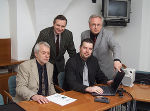 Internet-Experte August Berghold, Dipl.-Ing. Christian Ekhart von Icomedias (vorne), Projektleiter Dr. Manfred Lind und Dr. Heinz M. Fischer vom Landespressedienst (hinten) bei der Internet-Präsentation. Foto: Fischer, Abdruck bei Quellenangabe honorarfrei Internet-Experte August Berghold, Dipl.-Ing. Christian Ekhart von Icomedias (vorne), Projektleiter Dr. Manfred Lind und Dr. Heinz M. Fischer vom Landespressedienst (hinten) bei der Internet-Präsentation. Foto: Fischer, Abdruck bei Quellenangabe honorarfrei