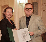 Kulturlandesrätin Bettina Vollath überreicht dem Grazer Autor Gabriel Loidolt den Literaturpreis des Landes Steiermark