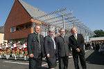 v.l.n.r. Landtagsabgeordneter Anton Gangl, Landeshauptmann Waltraud Klasnic, Bürgermeister Alois Domittner und Architekt Hans Walter Tanos vor dem Gemeindezentrum. Foto Gerhard Dusek v.l.n.r. Landtagsabgeordneter Anton Gangl, Landeshauptmann Waltraud Klasnic, Bürgermeister Alois Domittner und Architekt Hans Walter Tanos vor dem Gemeindezentrum. Foto Gerhard Dusek