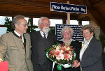 v.l.n.r.: Kulturreferent a.D. Prof. Kurt Jungwirth, Prof. Dr. Viktor Herbert Pöttler mit Gattin Gertrud und LH Waltraud Klasnic vor dem nach Pöttler benannten Wegschild v.l.n.r.: Kulturreferent a.D. Prof. Kurt Jungwirth, Prof. Dr. Viktor Herbert Pöttler mit Gattin Gertrud und LH Waltraud Klasnic vor dem nach Pöttler benannten Wegschild