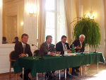 von rechts die EU-Abgeordneten Reinhard Rack und Jörg Leichtfried sowie EU-Experte Roberto Hayder und Moderator Ludwig Rader. Foto Land Steiermark FA1E von rechts die EU-Abgeordneten Reinhard Rack und Jörg Leichtfried sowie EU-Experte Roberto Hayder und Moderator Ludwig Rader. Foto Land Steiermark FA1E