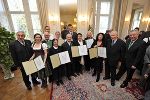 Univ.-Prof. Schöpfer, Lena Hoschek, Sr.Elisabeth Gruber, Max Wratschgo, Christine Hofmeister (Europäische Föderal. Bewegung), Waltraud Neuroth-Schinko, Helena Wallner, LH a.D. Josef Krainer und LH-Stv. Hermann Schützenhöfer, dahinter: Emanuel Amtmann, Michael Mödendorfer, Dr. Nadja Schrotter und Dr. Walter Spindelböck © Foto Fischer Univ.-Prof. Schöpfer, Lena Hoschek, Sr.Elisabeth Gruber, Max Wratschgo, Christine Hofmeister (Europäische Föderal. Bewegung), Waltraud Neuroth-Schinko, Helena Wallner, LH a.D. Josef Krainer und LH-Stv. Hermann Schützenhöfer, dahinter: Emanuel Amtmann, Michael Mödendorfer, Dr. Nadja Schrotter und Dr. Walter Spindelböck