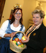 Apfelprinzessin Karin I. bei Landeshauptmann Waltraud Klasnic. Foto: Verband Steirischer Erwerbstobstbauern/Stuhlhofer Apfelprinzessin Karin I. bei Landeshauptmann Waltraud Klasnic. Foto: Verband Steirischer Erwerbstobstbauern/Stuhlhofer
