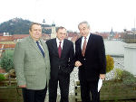 Vizegouverneur Alexej Plekhanov mit dem Botschafter der Russischen Föderation in Österreich, Osadtschij Stanislav und dem Landesrat für Wirtschaft und Europa, Gerald Schöpfer am Dach des „Haus der Wirtschaft“ in Graz. Vizegouverneur Alexej Plekhanov mit dem Botschafter der Russischen Föderation in Österreich, Osadtschij Stanislav und dem Landesrat für Wirtschaft und Europa, Gerald Schöpfer am Dach des „Haus der Wirtschaft“ in Graz.