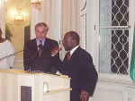 Der afrikanische Wissenschaftler Prinz Kum’ a Ndumbe III. unterstrich auf Einladung von Europa-landesrat Gerald Schöpfer bei einem Vortrag im Weißen Saal der Grazer Burg die Bedeutung eines muttersprachlichen Unterrichts für junge Afrikaner. Das Thema „Sprache, Sprachlosigkeit und wirt-schaftliche Entwicklungsfähigkeit“ zeigte, dass wirtschaftlicher Erfolg von einem guten Bildungssys-tem abhängt. Der afrikanische Wissenschaftler Prinz Kum’ a Ndumbe III. unterstrich auf Einladung von Europa-landesrat Gerald Schöpfer bei einem Vortrag im Weißen Saal der Grazer Burg die Bedeutung eines muttersprachlichen Unterrichts für junge Afrikaner. Das Thema „Sprache, Sprachlosigkeit und wirt-schaftliche Entwicklungsfähigkeit“ zeigte, dass wirtschaftlicher Erfolg von einem guten Bildungssys-tem abhängt.