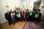 LH a.D. Josef Krainer, Anna Aldrian, Ines Valentinitsch, Daniela Iraschko, LH Waltraud Klasnic, Dr. Grete Schurz, Dr. Werner Steinhauser (Trachtenverein), Kabarettist Gloggi, Trachtenvereinsobmann Karl Lang, Obmann-Stv. Erwin Gerger. Vordere Reihe (von links): LR Univ.-Prof. Gerald Schoepfer, Dr. Heinrich Schnuderl, Prof. Dr. Jo-hannes Koren, Josef Aldrian, Schicho, Edith Temmel und Prof. Mag. Ernst Christian Gerhold. Foto Fischer LH a.D. Josef Krainer, Anna Aldrian, Ines Valentinitsch, Daniela Iraschko, LH Waltraud Klasnic, Dr. Grete Schurz, Dr. Werner Steinhauser (Trachtenverein), Kabarettist Gloggi, Trachtenvereinsobmann Karl Lang, Obmann-Stv. Erwin Gerger. Vordere Reihe (von links): LR Univ.-Prof. Gerald Schoepfer, Dr. Heinrich Schnuderl, Prof. Dr. Jo-hannes Koren, Josef Aldrian, Schicho, Edith Temmel und Prof. Mag. Ernst Christian Gerhold. Foto Fischer
