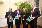 v.l.n.r. Landtagsabgeordneter a. D. Volksschuldirektor Alexander Freitag, Vizerektor Univ.-Prof. Dr. Karlheinz Tscheliessnigg, Landeshauptmann Waltraud Klasnic und Leitender Oberstaatsanwalt Hon. Prof. Dr. Heimo Lambauer. Foto Fischer v.l.n.r. Landtagsabgeordneter a. D. Volksschuldirektor Alexander Freitag, Vizerektor Univ.-Prof. Dr. Karlheinz Tscheliessnigg, Landeshauptmann Waltraud Klasnic und Leitender Oberstaatsanwalt Hon. Prof. Dr. Heimo Lambauer. Foto Fischer