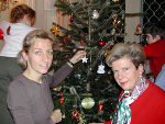 Landesrätin Mag. Kristina Edlinger-Ploder und Landeshauptmann Waltraud Klasnic beim Schmücken eines Weihnachtsbaumes. Landesrätin Mag. Kristina Edlinger-Ploder und Landeshauptmann Waltraud Klasnic beim Schmücken eines Weihnachtsbaumes.
