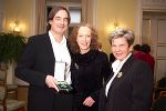 v.l. Professor Colin Fournier mit Lebenspartnerin Dorothea Mezler-Andelberg und Landeshauptmann Waltraud Klasnic. Foto Fischer v.l. Professor Colin Fournier mit Lebenspartnerin Dorothea Mezler-Andelberg und Landeshauptmann Waltraud Klasnic. Foto Fischer